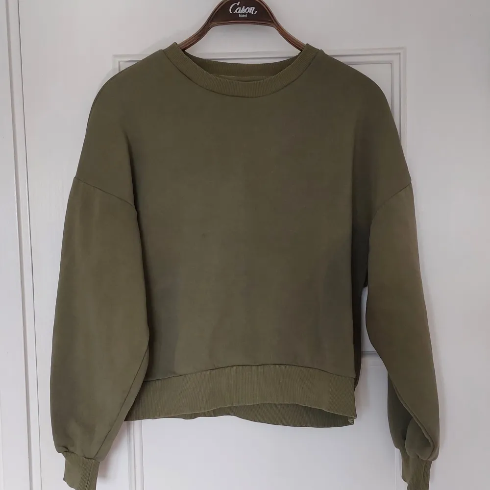 Jättefin tröja av lite tjockare material och därav varm och mysig, den var gul från början men i ett försök att få den att komma till användning lite mer har jag färgat den grön. Tyvärr är den fortfarande inte riktigt min stil så jag säljer den. Tröjor & Koftor.