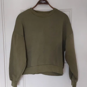 Tjocktröja - Jättefin tröja av lite tjockare material och därav varm och mysig, den var gul från början men i ett försök att få den att komma till användning lite mer har jag färgat den grön. Tyvärr är den fortfarande inte riktigt min stil så jag säljer den