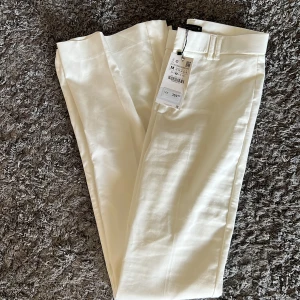 Vita kostymbyxor  - Helt nya kostymbyxor från Zara i storlek M. Dom är långa i benen och vida. Köpte för 359, säljer för 200. Frakt tillkommer💙