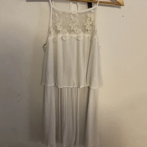 Söt vit klänning, student - Aldrig använd studentklänning från forever21. Storlek small. Prislapp kvar
