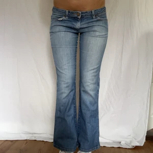 Lågmidjade ljusa jeans  - Midjemått- 42cm  (rätt över)  Inerbenslängd -76cm  Jag är 170 på bilderna! Inga defekter!  Du kan använda KÖP NU💕  