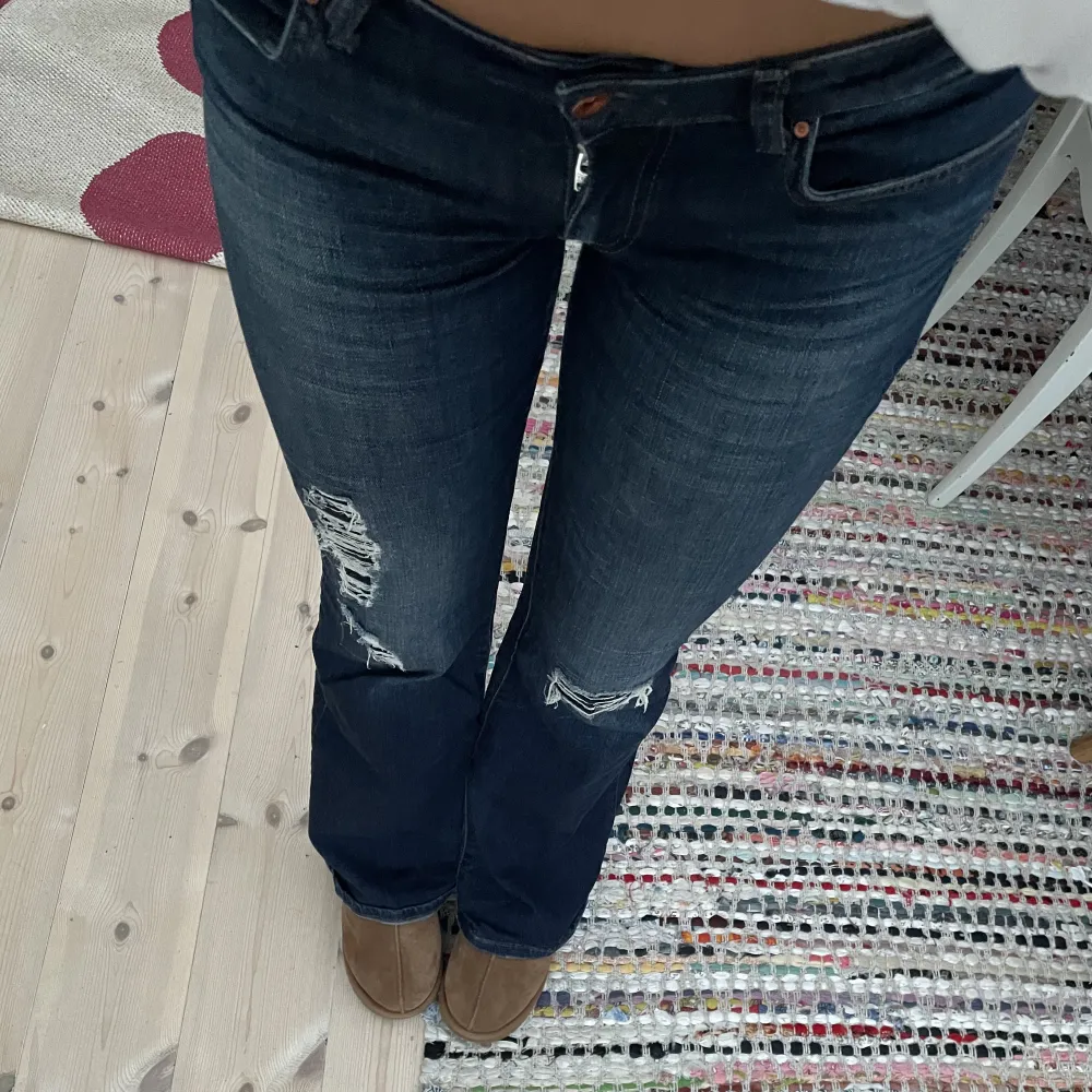 Supercoola lågmidjade jeans från Only! Storlek 28/34, jag är 175 lång🥰. Jeans & Byxor.