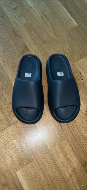 Yeezy slide slate gray - Helt nya äkta från adidas confirmed kvitto finns storlek 43