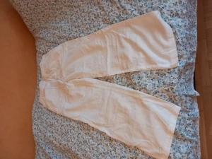 Linnebyxor - Vita linnebyxor från H&M. Aldrig använda. Strl L men sitter som M.
