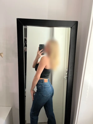 Levis Jeans - Jeans från Levi’s i modellen ribcage straight ankle❤️‍🔥 använda 2 gånger. På lappen står det 16A 164cm. Jag skulle säga att dom är som en 34/36 och som jämförelse på bilden är jag 163❤️‍🔥