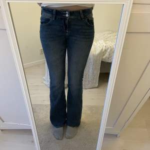 Ascoola hm jeans som tyvärr inte kommer till användning längre. En liten lagning bredvid höger bakficka (syns knappt). Hör av er för fler bilder. 