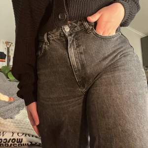 Ett par svarta jeans från Lager 157 i stl L! Använda men har inga tecken på skador eller annat💜 Kan mötas upp i Uppsala!
