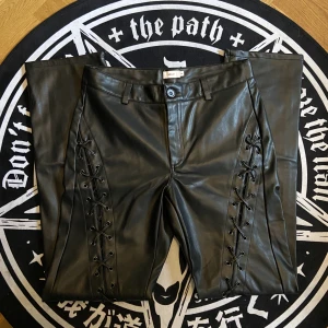 Lace läderbyxor  - Fusk-läderbyxor från Nelly. Bra skick, aldrig använda. Storlek 38. Ordinarie pris: 649kr