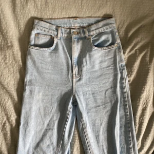 Nakd jeans - Ljusblå nakd jeans som är högmidjade. Perfekta för sommaren och sparsamt använda. Fransade nertill. 