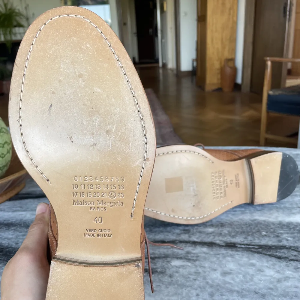 Skitsnygga Margiela skor i läder. Aldrig använda. Köpta på flagshipstore i London för 4500 kr.. Skor.