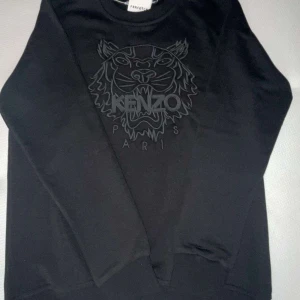 Svart kenzo tröja (sweatshirt) - Jag säljer min kenzo tröja då den inte är till användning, och den är helt ny och oanvänd, och den har även etikett och qr kod, och vid minsta fundering är det bara att höra av sig! 