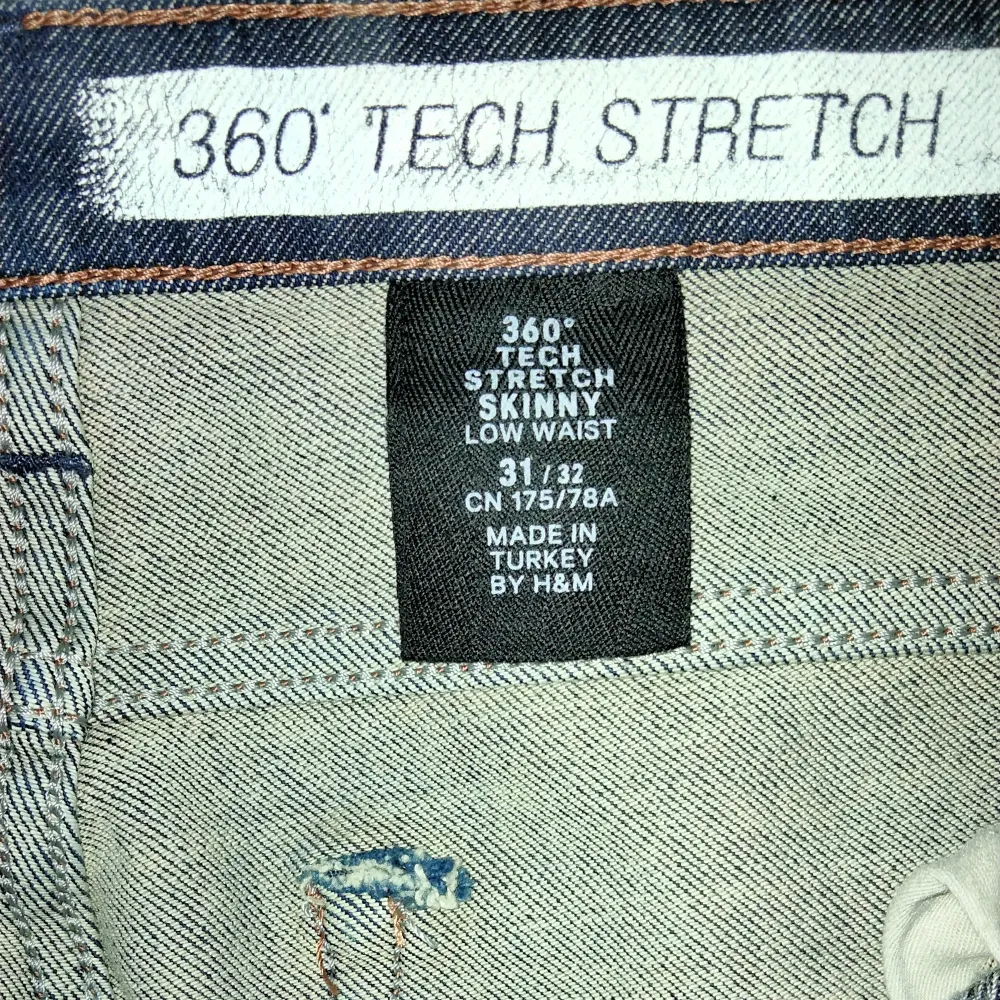 Jättesnygga jeans, bara använt en gång.  Storlek 36  Strechar 👍🔥 Personen på bilden är 167cm Köpta i H&M  (Tar bara kontanter) . Jeans & Byxor.