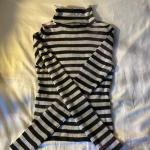 Söt randig långärmad tröja💓 - Jättefin randig långärmad tröja med turtleneck som man viker ner från pull&bear i storlek S🤘🏼💝 Den är i perfekt skick👍🏼 Fråga om frakten.