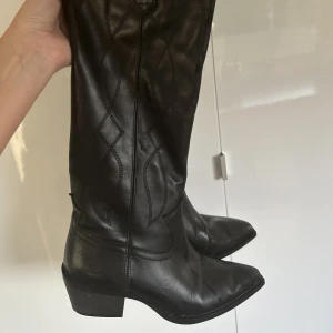 Boots - Från Zara. Endast använda ett fåtal gånger🧡 Storlek 38. Nypris 1.200kr