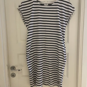 Dobber - Snygg skön klänning med marinblåa tänder