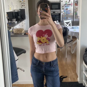 Baby tee - En rosa baby tee med nalle puh tryck köpt secondhand! jättesöt:) säljer då jag rensar garderoben. begagnat skick men forf bra skick. Lite tight i armarna så max strlk s användare! Köpare står för frakt. Kolla gärna min profil för liknande 💓