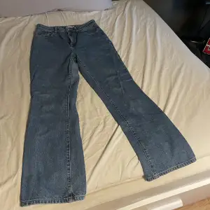 Dessa är high waisted bootcut jeans från NAKD, de är ganska lösa. Anända relativt mycke men i gott skick. Inga skador. Kan mötas upp annars står köparen för frakten❤️