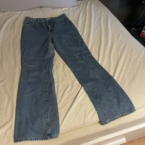 NA-KD high waist bootcut jeans - Dessa är high waisted bootcut jeans från NAKD, de är ganska lösa. Anända relativt mycke men i gott skick. Inga skador. Kan mötas upp annars står köparen för frakten❤️