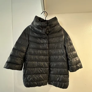 Herno jacka! - Så fin Herno jacka köpt här på Plick i mars, jackan är i fint skick endast en liten defekt se bild 3 perfekt nu t skola o höst!💕🍁