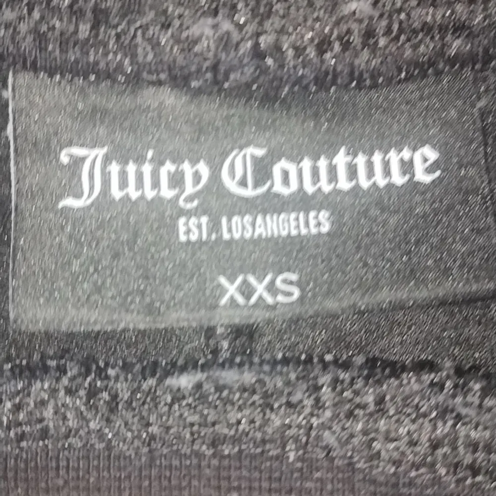 Säljer mina Jättefina juciy couture byxor medtext,säljer pga att dom är för små ,en av sakerna på snöret är borta! Men annars e dom som nya . Kom privat om du har frågor eller vill ha mer bilder!❤️. Jeans & Byxor.