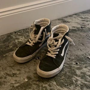 Vans skor  - Säljer nu mina jättesnygga vans i den höga modellen, nästintill aldrig använda🩷Dom är i storlek 37 men passar mig som ibland har 36. säljer billigt då jag bara vill bli av med dom!🩷