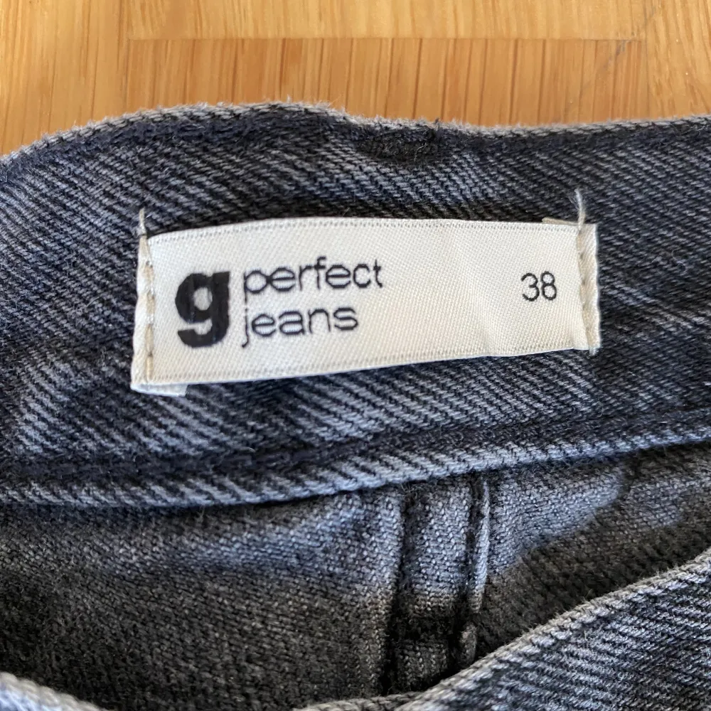 Straight low waisted jeans från gina i storlek 38💕 Väldigt bra skick! Skriv gärna för mer bilder. Använd köp nu!. Jeans & Byxor.