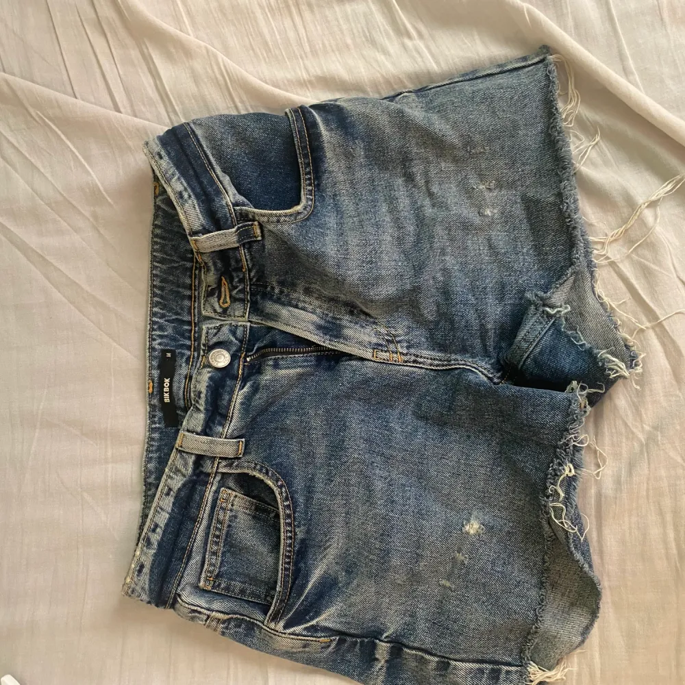 Säljer ett par blåa jeansshorts i storlek M från bikbok. Fint skick, använd ett fåtal par gånger.. Shorts.