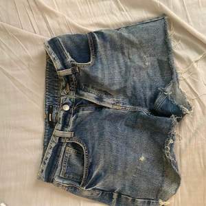 Säljer ett par blåa jeansshorts i storlek M från bikbok. Fint skick, använd ett fåtal par gånger.