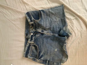 Jeansshorts bikbok - Säljer ett par blåa jeansshorts i storlek M från bikbok. Fint skick, använd ett fåtal par gånger.