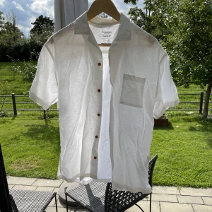 Jack and Jones Linne skjorta - Essentials by Jack and Jones linne skjorta Storlek S Djur och Rökfritt hem Frakt eller mötas på plats Kom med bud annars med Mitt pris 200 kr