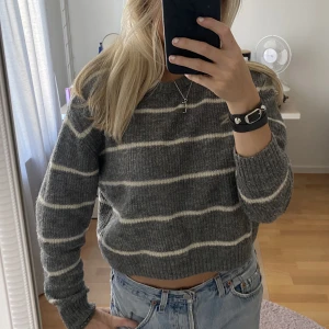 Stickad tröja - En super mysig stickat tröja som är perfekt nu till hösten💓