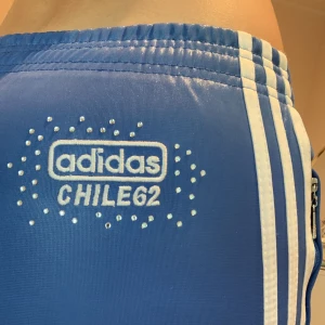 Adidas byxor - Ascoola adidas byxor i bra skick. Är lite för tajta på mig som har 38, så skulle passa bättre för 34/36. Finns snörning på insidan av midjan att dra åt med och fickor på sidorna.⚡️