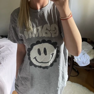 Ganni tshirt - säljer min älskade ganni tshirt då den inte kommer till användning längre, köpt för 850kr