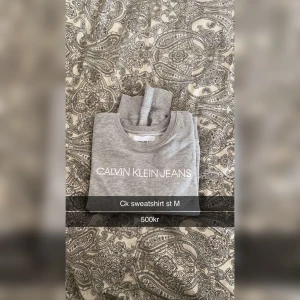 Calvin klein  - står i bild