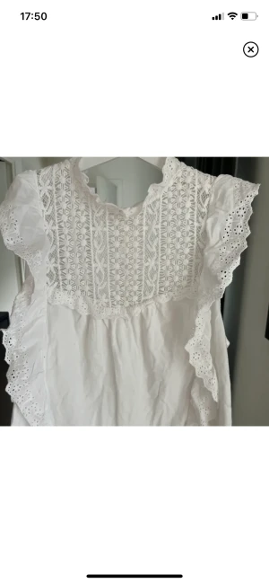 blus  - super gullig topp från mango. (bilderna är lånade) blusen ör nästintill oanvänd. köparen står för frakten💗