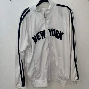 Jätte cool New York zip up sport tröja. Oversized M.