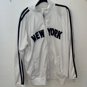 New York tröja  - Jätte cool New York zip up sport tröja. Oversized M.