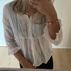 Blus  - Supersöt ljusrosa blus med små detaljer. Den är i storlek 40 men den passar mig som har s i vanliga fall💞