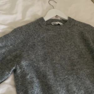 grå stickad tröja zara  - säljer denna jättefina stickade populära tröjan från zara