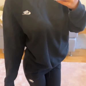 Nike dress - Xs båda två men tröjan skulle även passa s/m tröjan har en liten fläck vid armen kom priv för bild