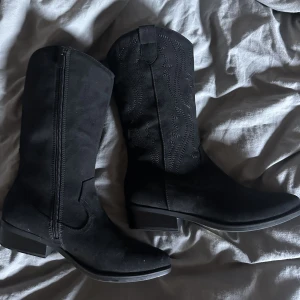 Cowboy boots - Säljer nu dessa snygga boots som är helt oanvända🤩 Skorna passade tyvärr inte på mig så därav säljer jag dom vidare. Bootsen är en lite kortare längd och slutar ungefär mitten/lite över mitten på vaden. PM vid frågor🥰 Nypris: 600