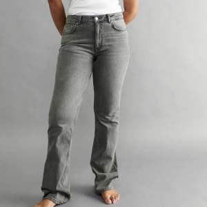 Gråa jeans från Gina tricot💗 Använt de cirka 10 gånger men Komemr inte till användning längre💖 Nypris 500 men säljer de nu för 250+ frakt 