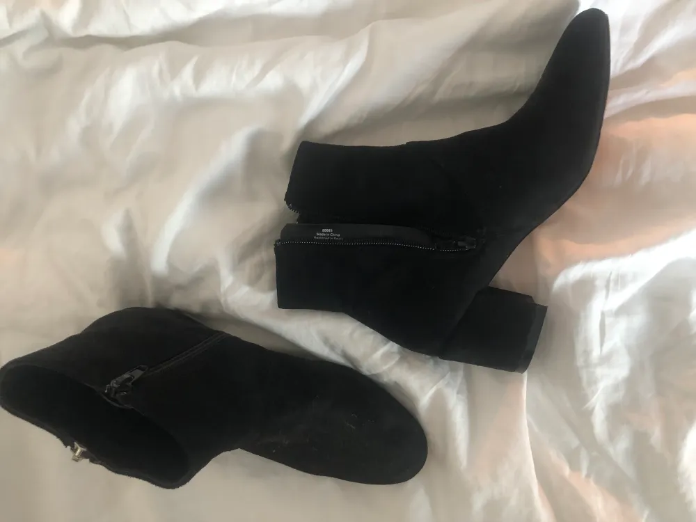 Ankel boots från en butik i Spanien i storlek 39. Skorna är dock ganska små i storleken. Använda en eller två gånger. Pris 100 kr + frakt eller mötas upp i Stockholms området . Skor.