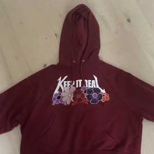 Hoodie  - En vinröd hoodie som är lite kortare i modellen (går precis till höften). Den är mysig och ganska tunn. I bra skick och säljs då den helt enkelt inte kommer till användning så ofta 💕