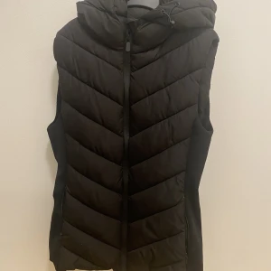 Zara väst  - Som ni kan se är västen fräsch och i väldigt bra skick, då jag använt den ute 3 gånger. Köpte den nångång i våras.