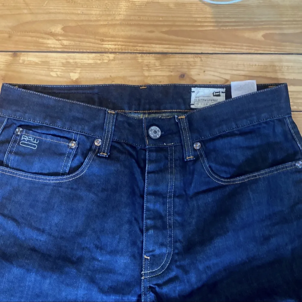Mörkblå G star jeans i väldigt bra skick. Nypris 1650kr ungefär.. Jeans & Byxor.