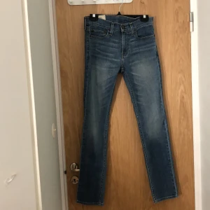 Hollister jeans - Inte använda därav väldigt bra skick. Storleken är 28x30. Hör av er vid frågor eller funderingar.