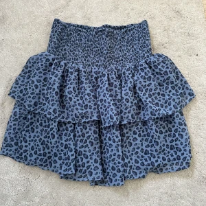 Blå Leopard kjol  - Skön kjol med bra kvalitet och skick använt några gånger men den är fof lika snygg som när jag köpte den , töj ut bar 