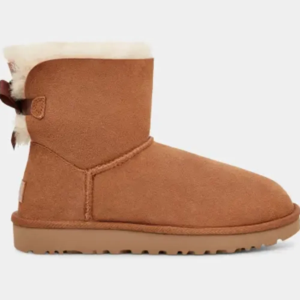 Säljer mina uggs i modellen mini bailey bow II boot.  Säljer då de är för stora på mig och gillar ej modellen så mycket. Köpta för 2800kr säljer för 1500kr, storlek 41. Bilder och mer info🥰 kolla ny annons! PRIS KAN DISKUTERAS!!. Skor.