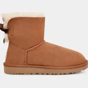 Säljer mina uggs i modellen mini bailey bow II boot.  Säljer då de är för stora på mig och gillar ej modellen så mycket. Köpta för 2800kr säljer för 1500kr, storlek 41. Bilder och mer info🥰 kolla ny annons! PRIS KAN DISKUTERAS!!